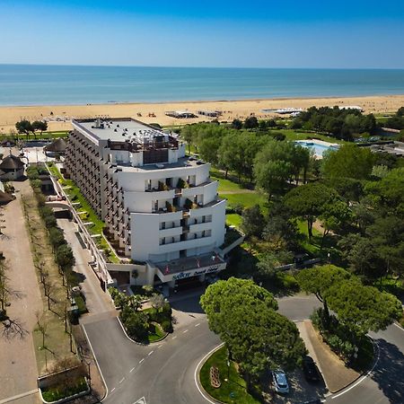 Savoy Beach Hotel & Thermal Spa Bibione Exteriör bild Aerial view of the hotel