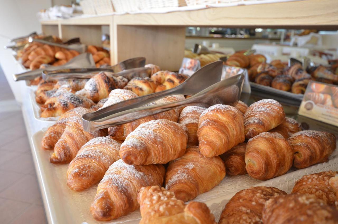 Savoy Beach Hotel & Thermal Spa Bibione Exteriör bild Croissants