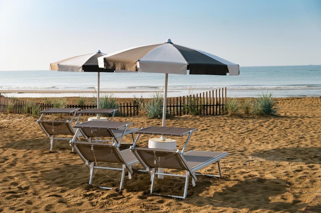 Savoy Beach Hotel & Thermal Spa Bibione Exteriör bild Beach furniture