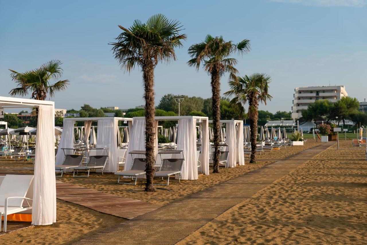 Savoy Beach Hotel & Thermal Spa Bibione Exteriör bild Beach in Rimini