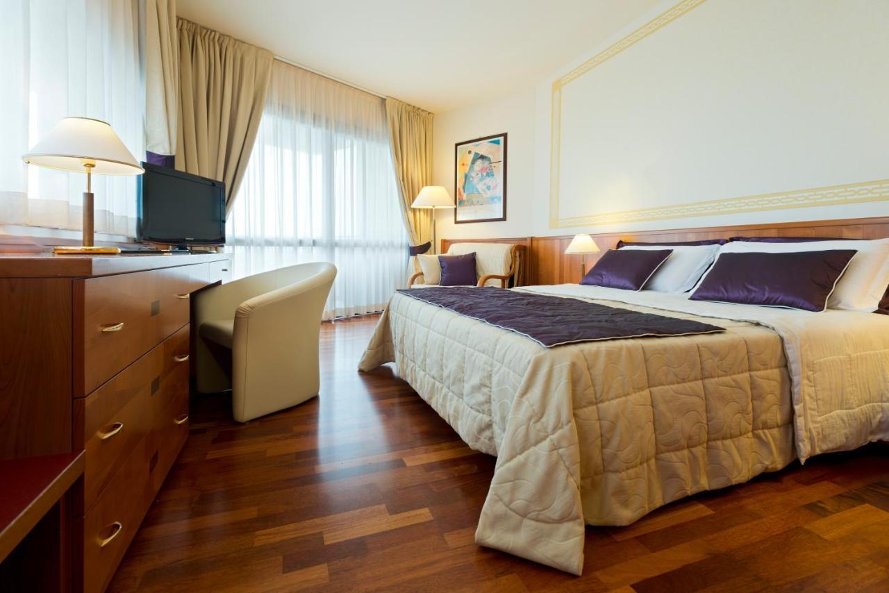 Savoy Beach Hotel & Thermal Spa Bibione Exteriör bild A room at the hotel