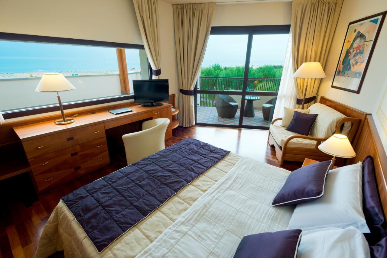 Savoy Beach Hotel & Thermal Spa Bibione Exteriör bild A room at the hotel