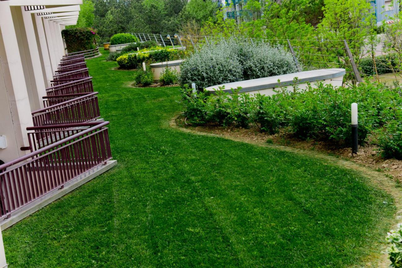 Savoy Beach Hotel & Thermal Spa Bibione Exteriör bild A lawn