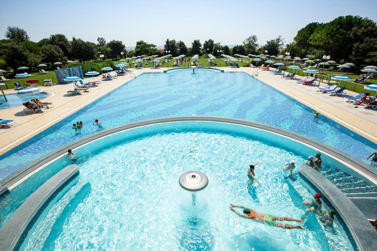 Savoy Beach Hotel & Thermal Spa Bibione Exteriör bild The swimming pool at the spa