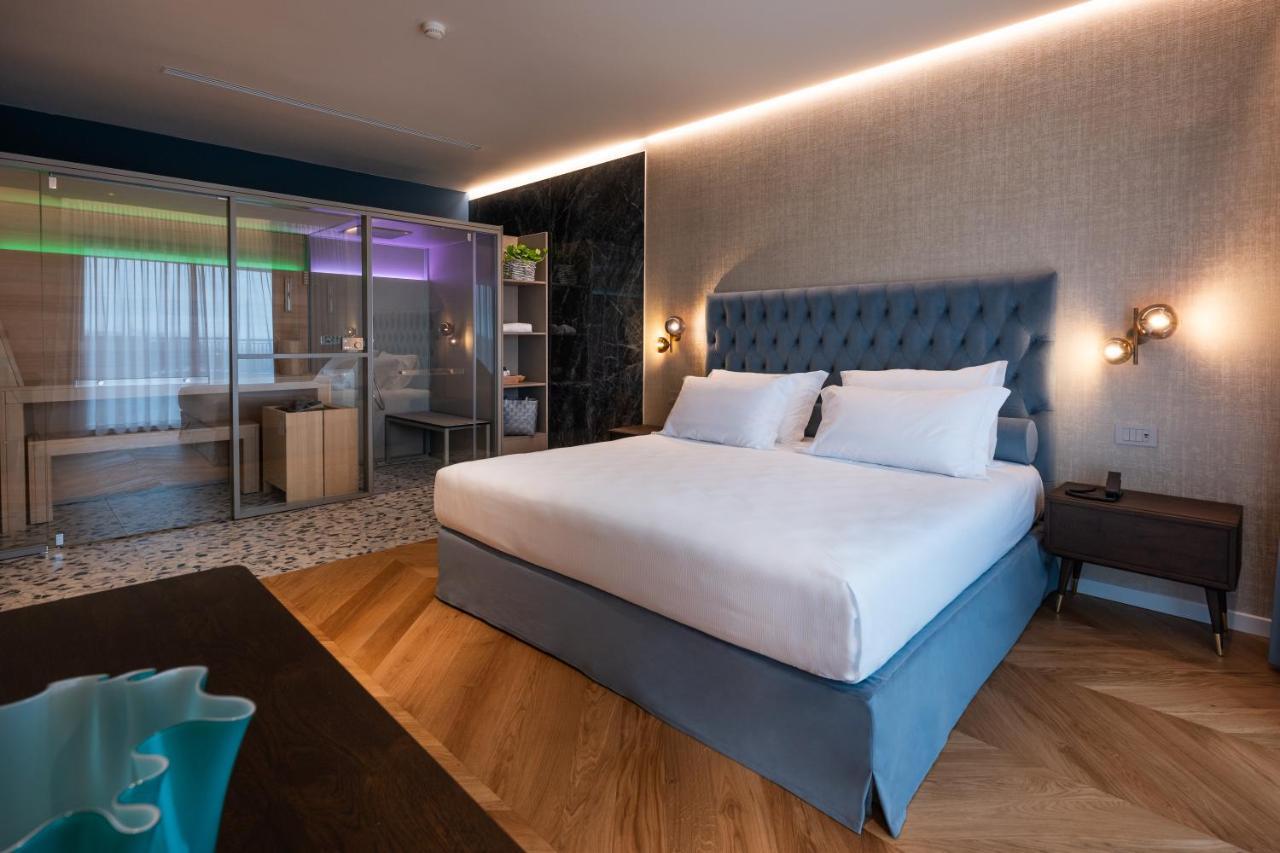Savoy Beach Hotel & Thermal Spa Bibione Exteriör bild Deluxe room