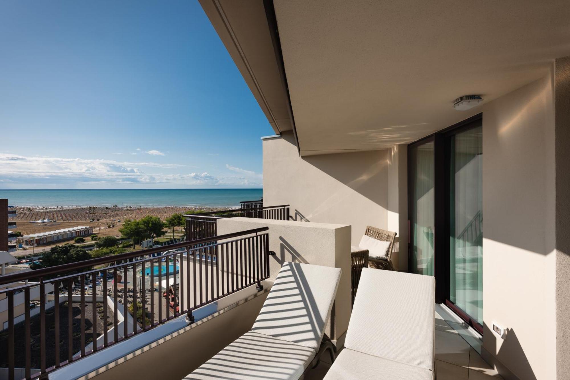 Savoy Beach Hotel & Thermal Spa Bibione Exteriör bild A balcony