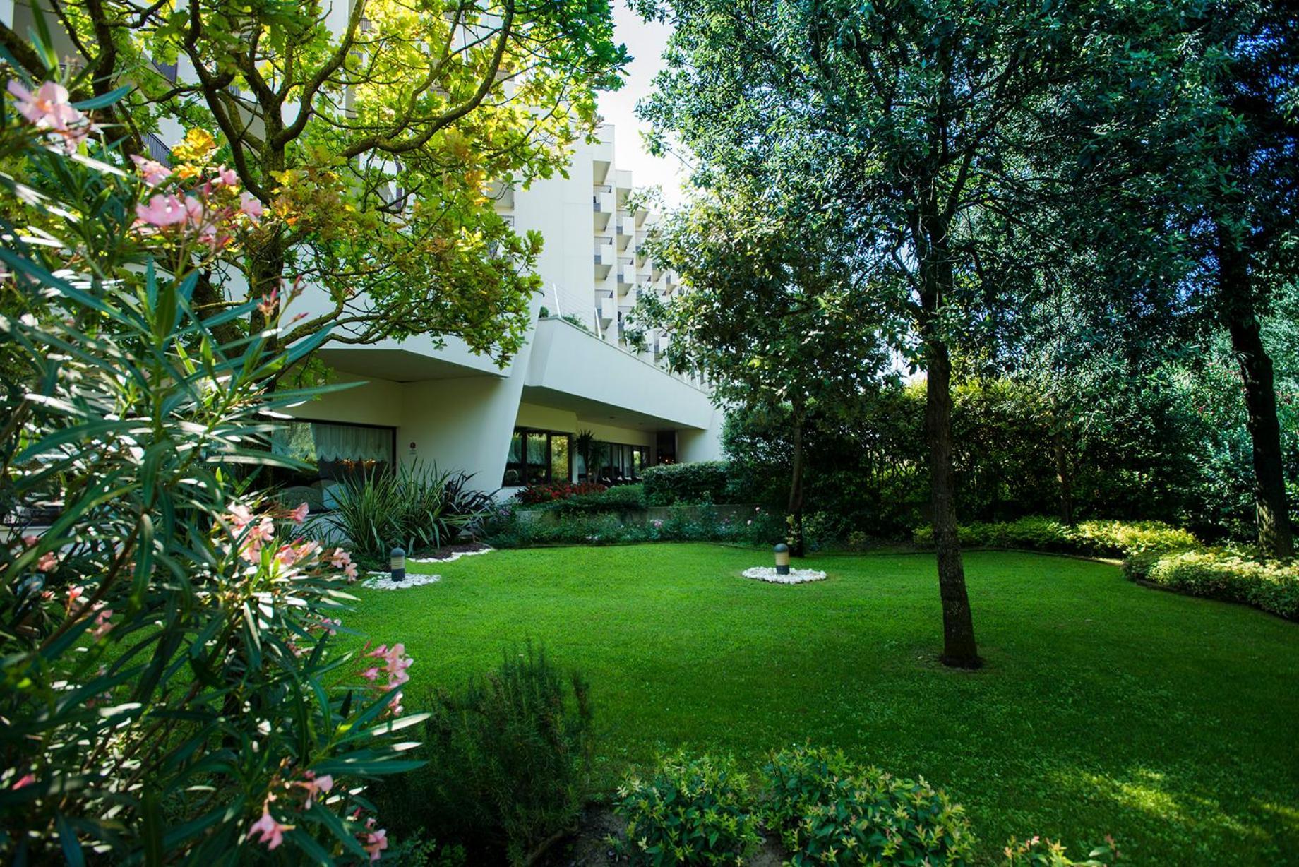 Savoy Beach Hotel & Thermal Spa Bibione Exteriör bild Villa E-1027