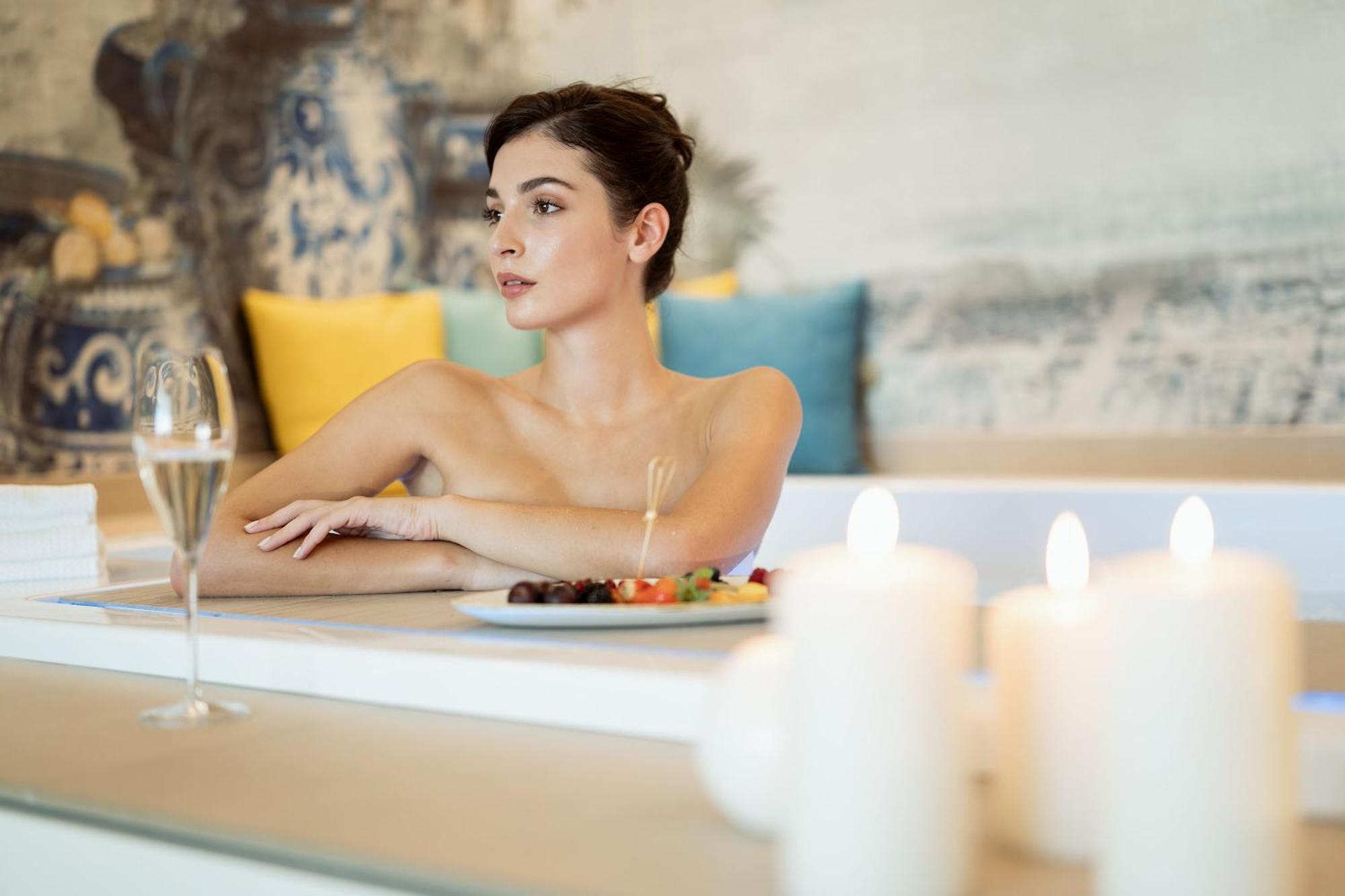 Savoy Beach Hotel & Thermal Spa Bibione Exteriör bild A woman at a spa