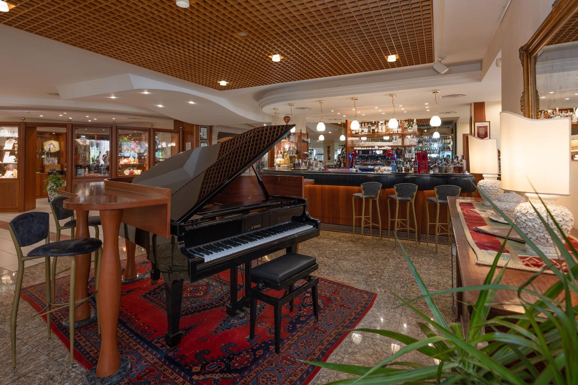 Savoy Beach Hotel & Thermal Spa Bibione Exteriör bild The piano bar at the hotel