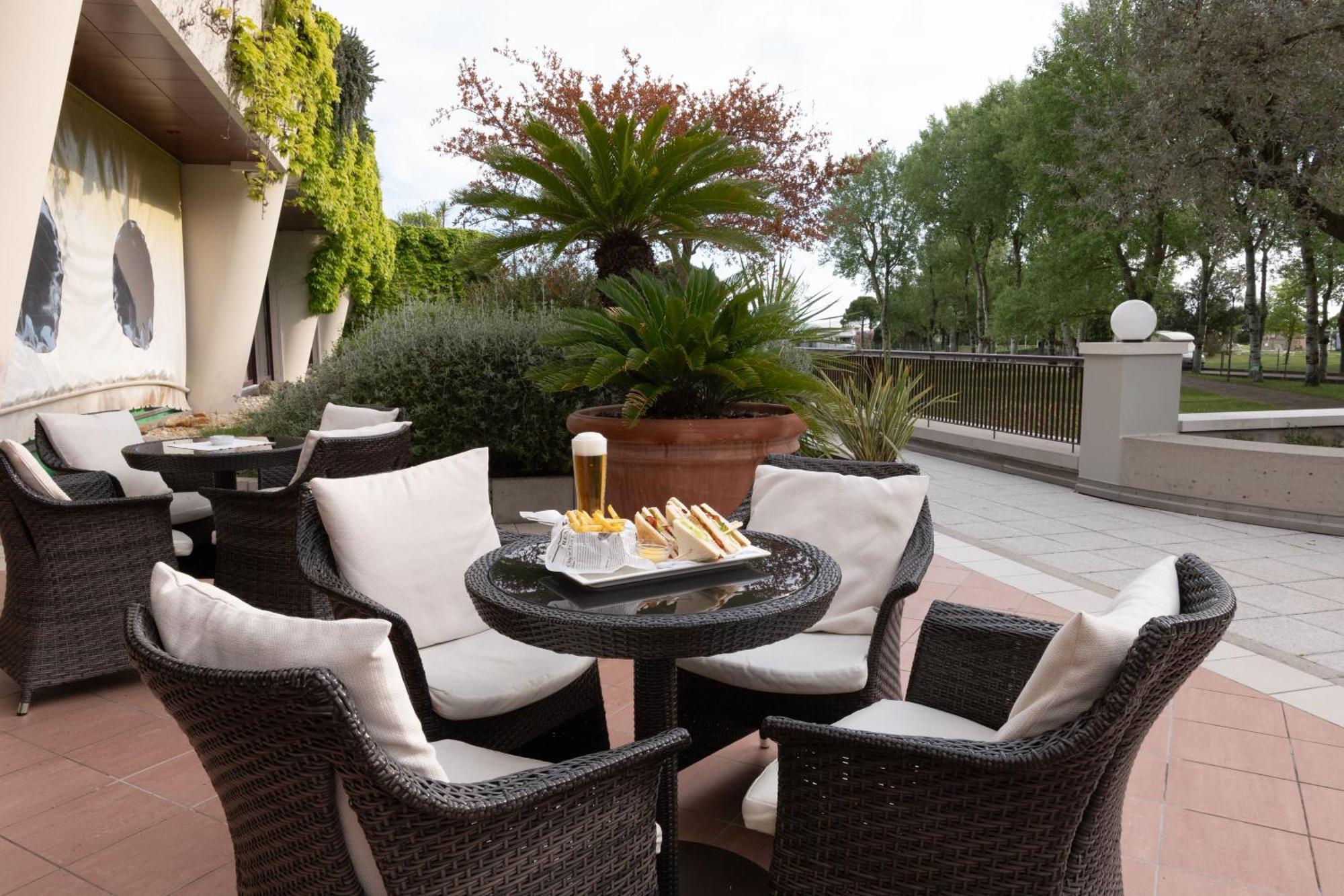 Savoy Beach Hotel & Thermal Spa Bibione Exteriör bild The Terrace