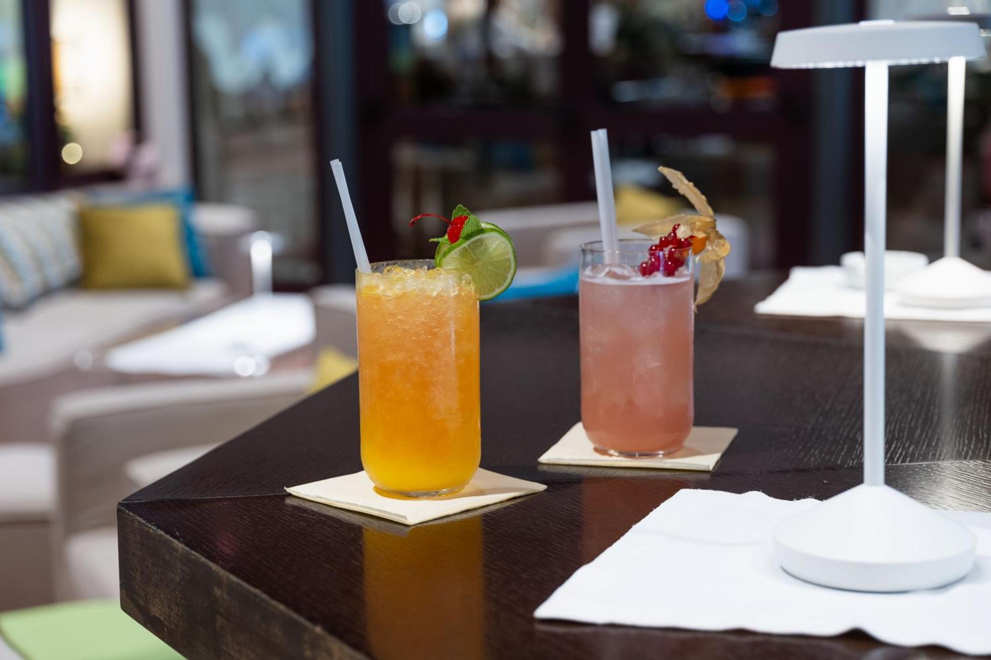 Savoy Beach Hotel & Thermal Spa Bibione Exteriör bild Cocktails at the bar