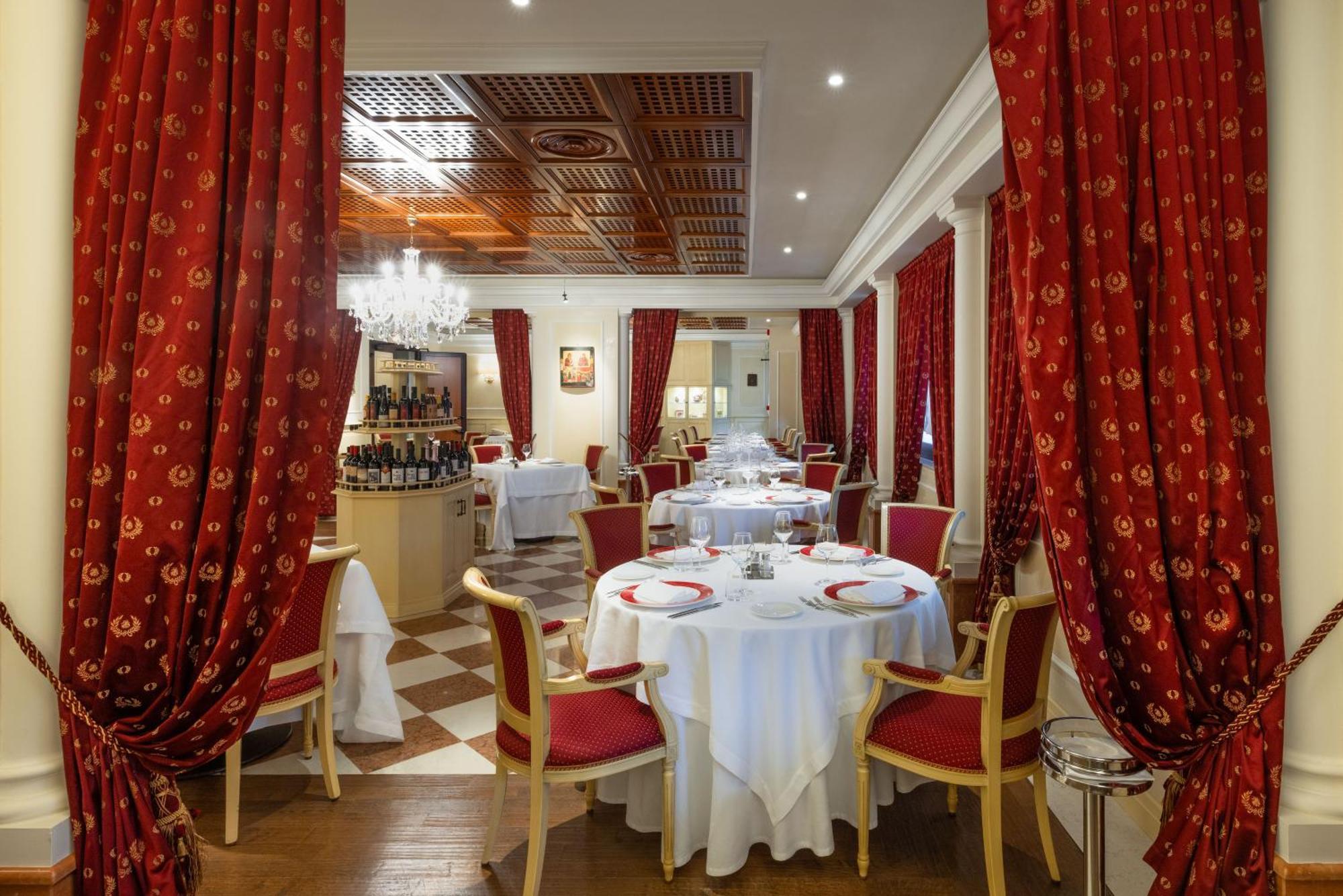 Savoy Beach Hotel & Thermal Spa Bibione Exteriör bild Restaurant in the hotel