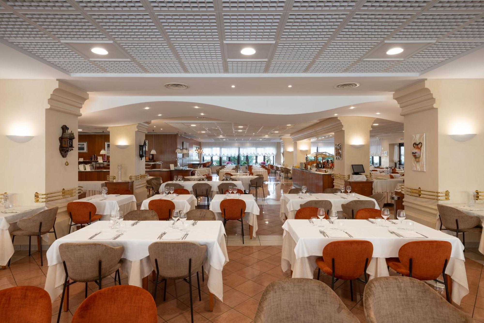 Savoy Beach Hotel & Thermal Spa Bibione Exteriör bild The dining room