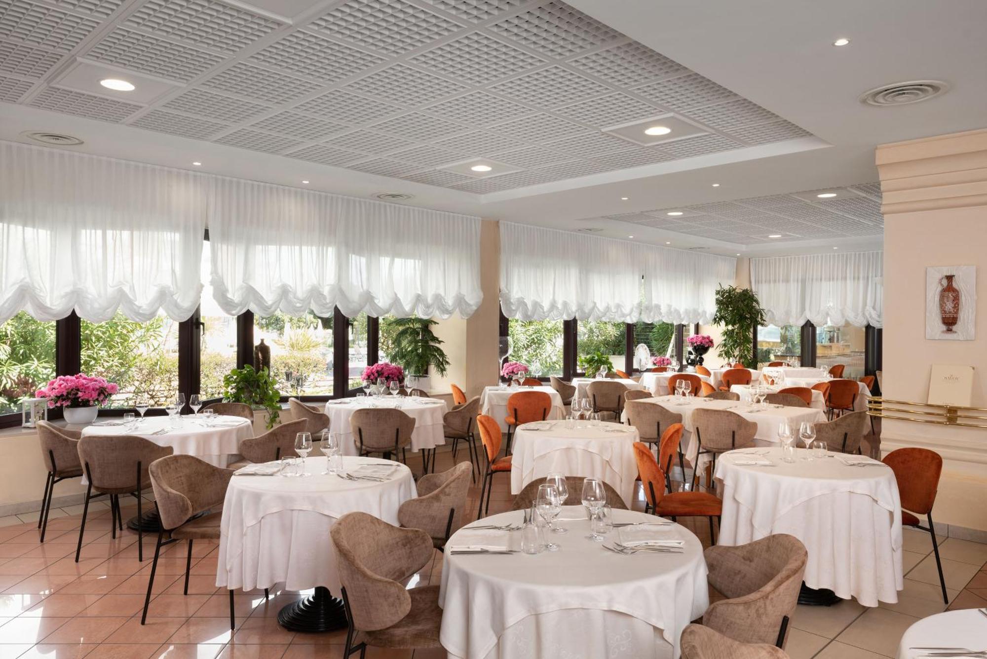 Savoy Beach Hotel & Thermal Spa Bibione Exteriör bild Restaurant interior