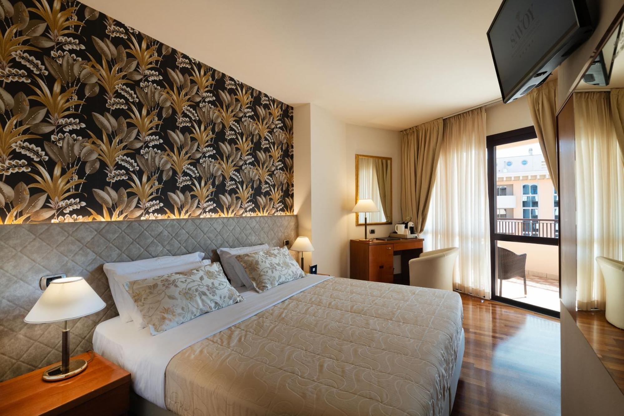 Savoy Beach Hotel & Thermal Spa Bibione Exteriör bild A room at the hotel