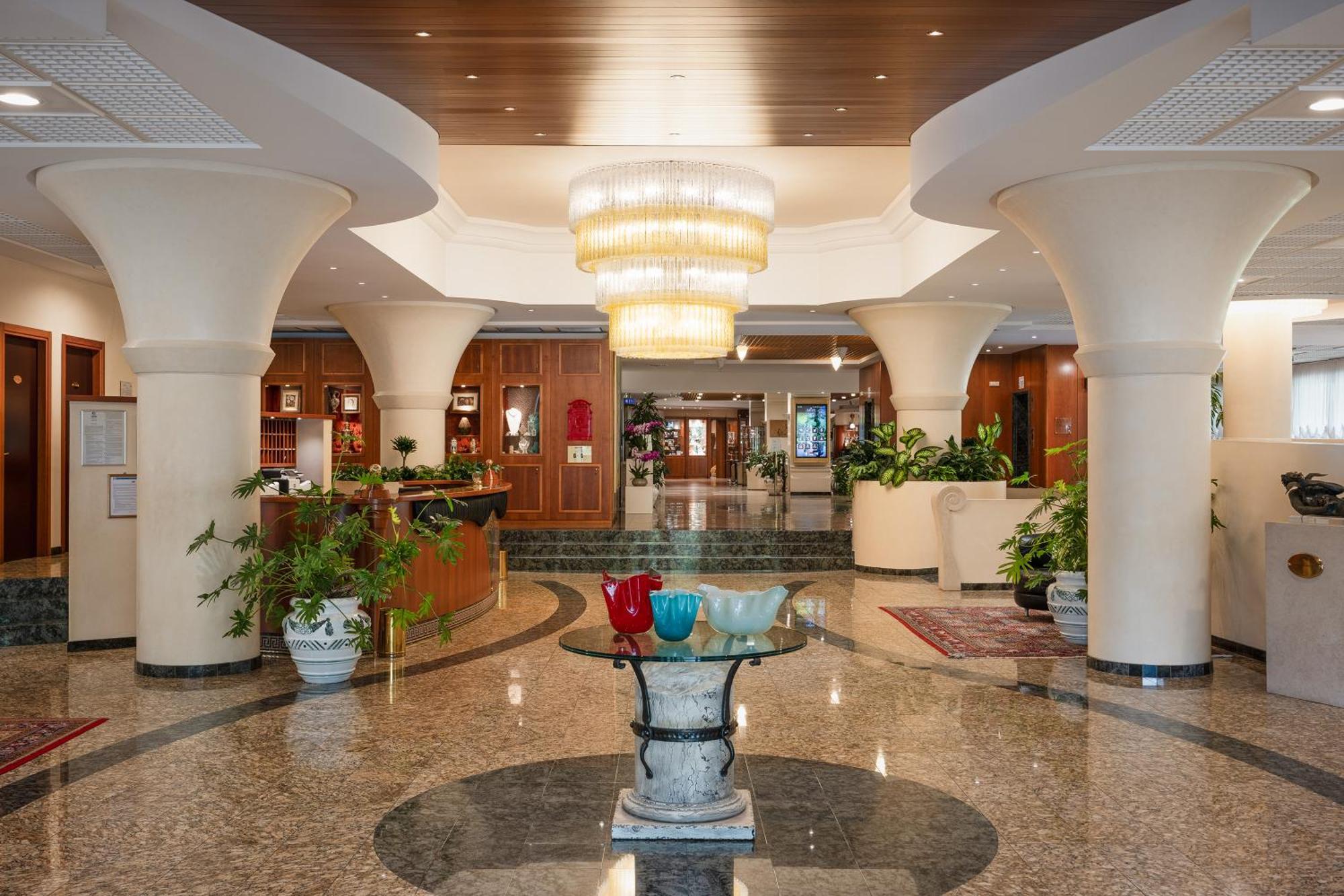 Savoy Beach Hotel & Thermal Spa Bibione Exteriör bild Lobby