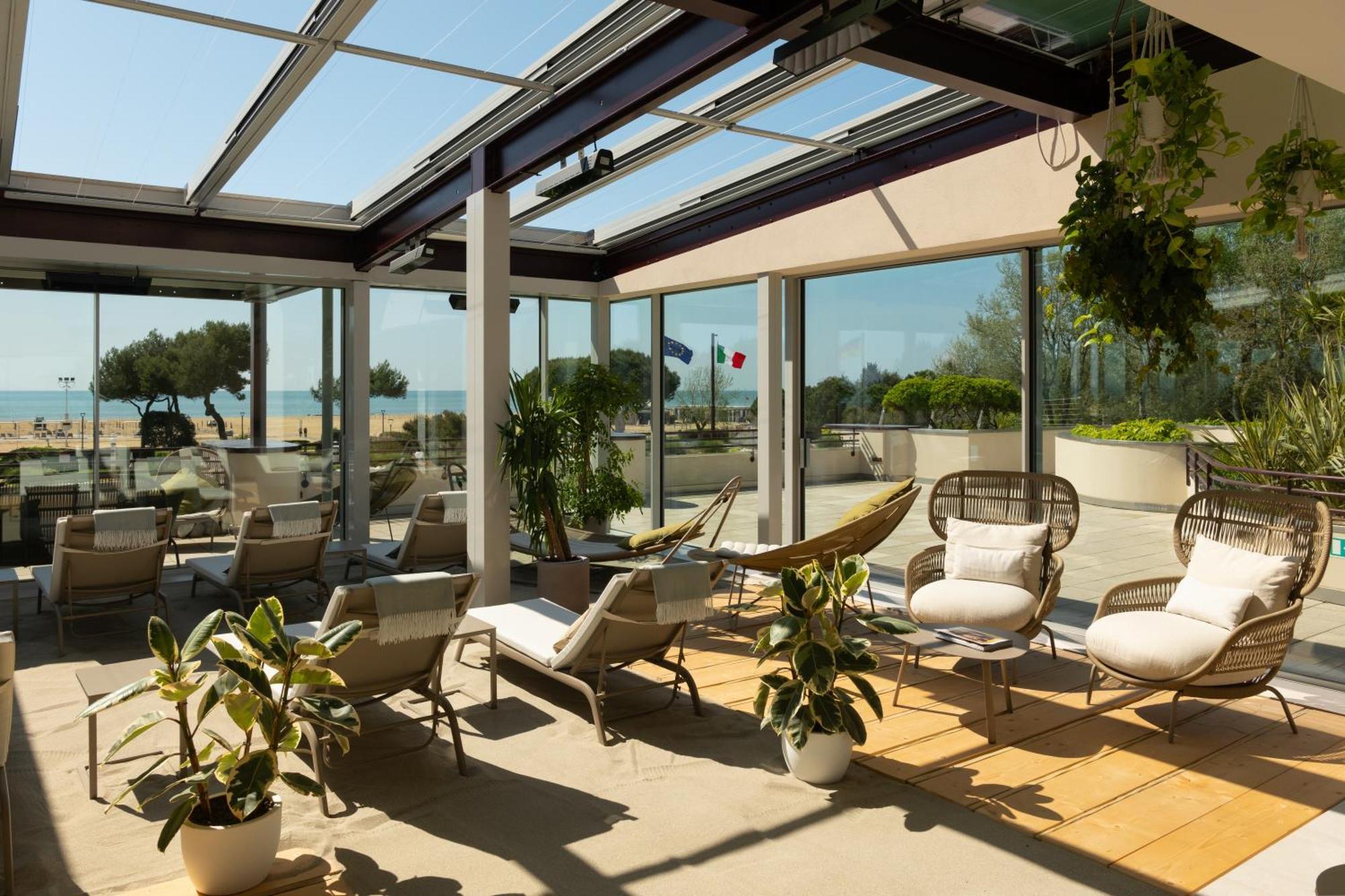 Savoy Beach Hotel & Thermal Spa Bibione Exteriör bild The hotel's rooftop lounge