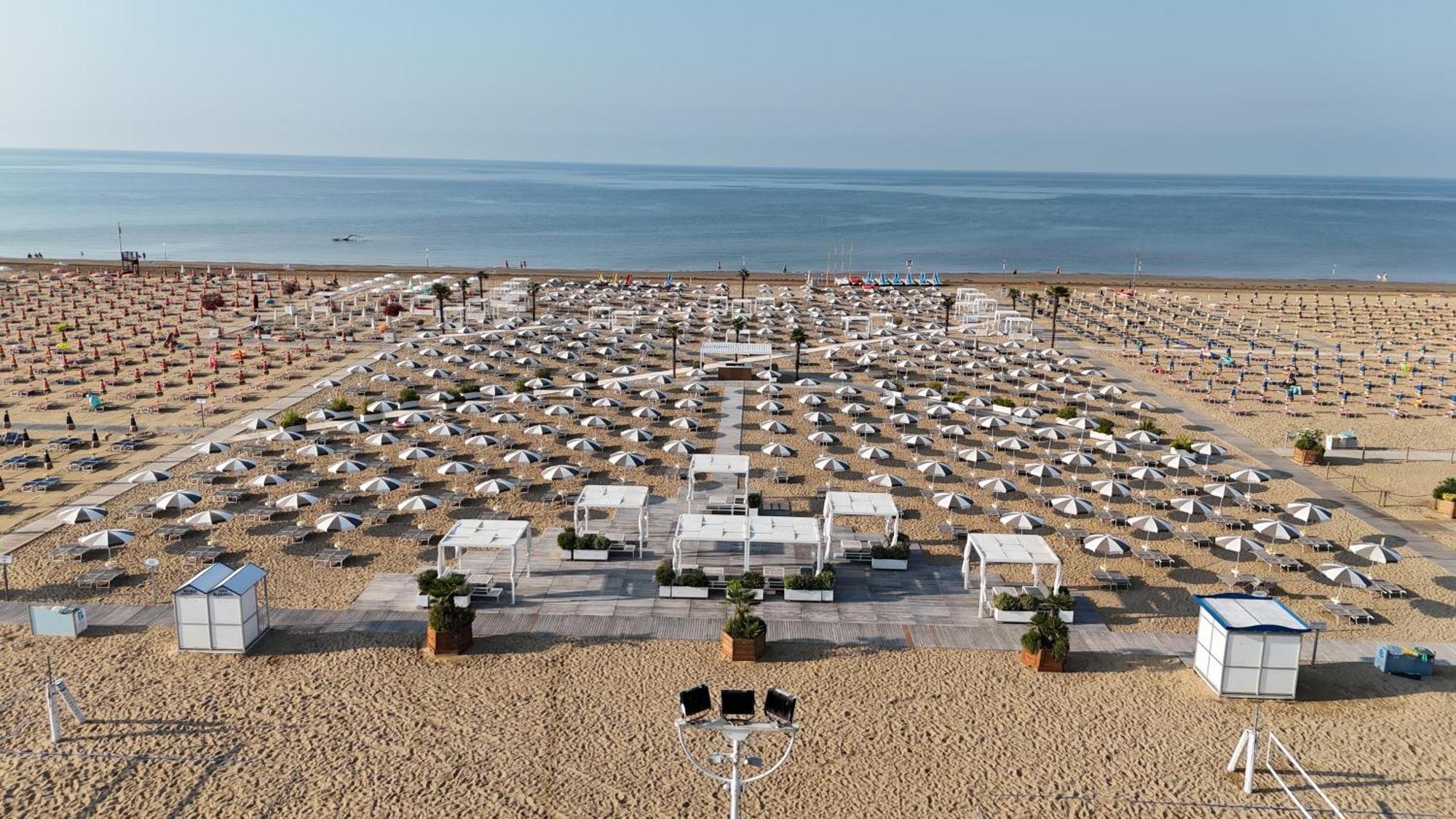 Savoy Beach Hotel & Thermal Spa Bibione Exteriör bild The beach of El Toro