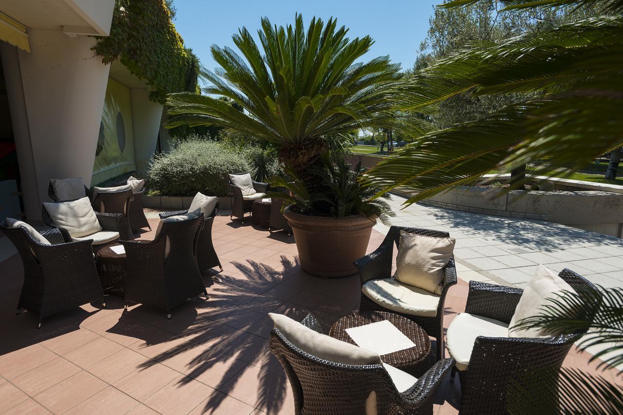 Savoy Beach Hotel & Thermal Spa Bibione Exteriör bild The hotel's terrace